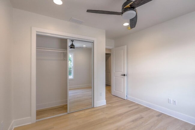 Building Photo - 427 W Linden Ave
