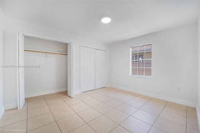 Building Photo - 3653 SW 27th St