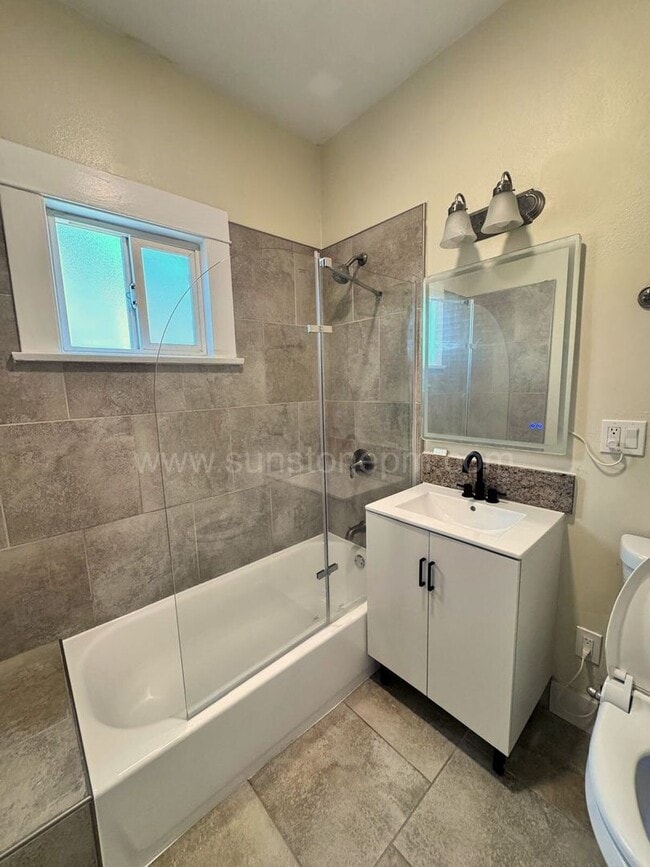 Building Photo - 2 Bedroom, 1 bathroom
