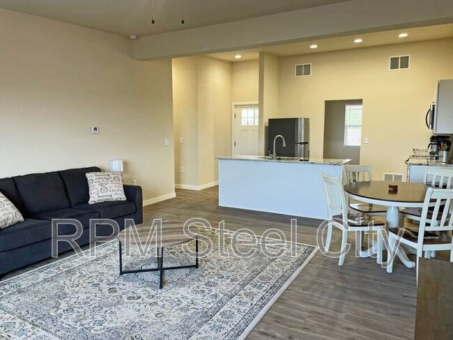 Building Photo - 751 E Laporte Dr