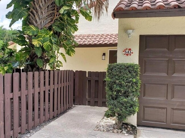 Building Photo - 541 NE 47th St