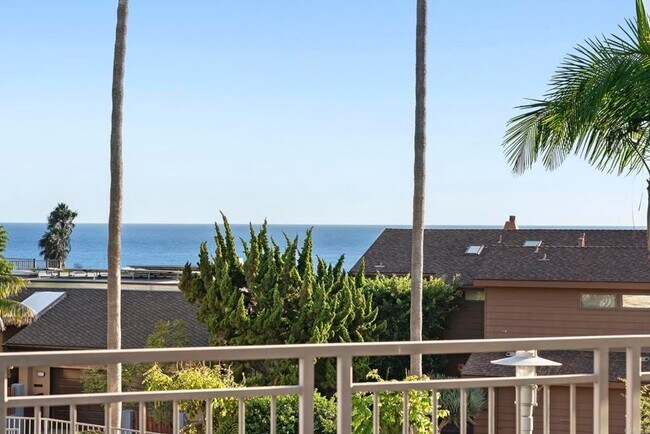 Building Photo - 5460 La Jolla Blvd