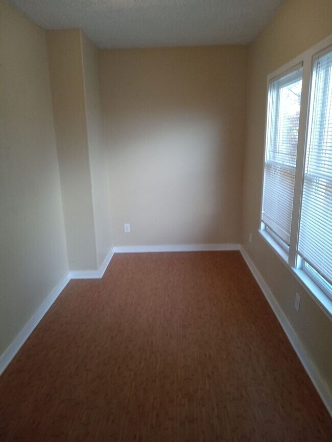 Building Photo - 957 SE Stephens St