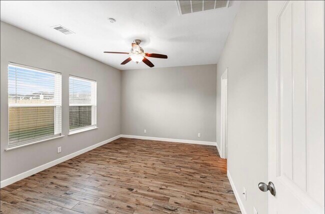 Building Photo - 10910 Woodwind Shadows Dr