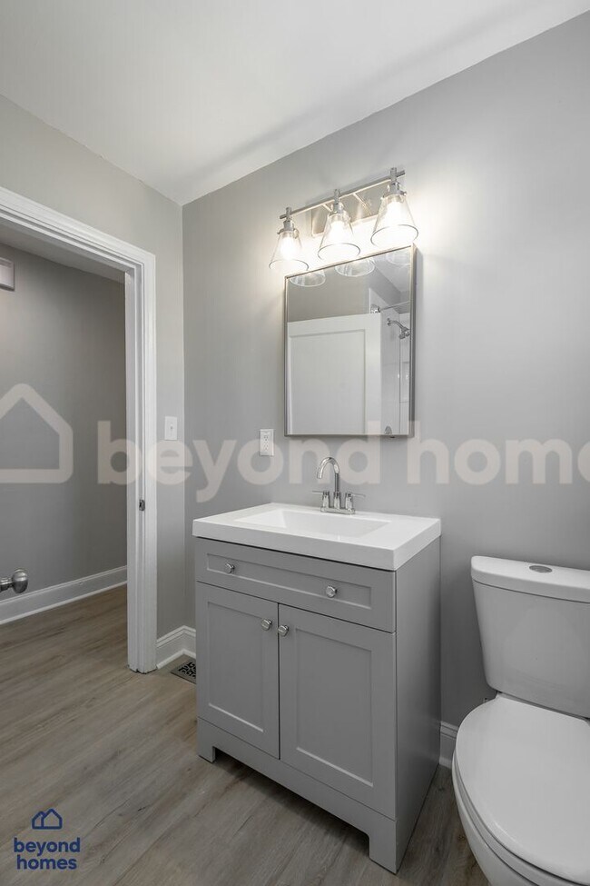 Building Photo - Beautiful and Newly Renovated 3 bedroom / ...
