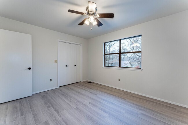 Building Photo - 2 Blocks from Downtown Siloam