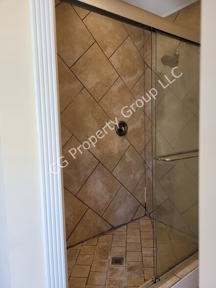 Master Shower - 1417 S Eastman Rd