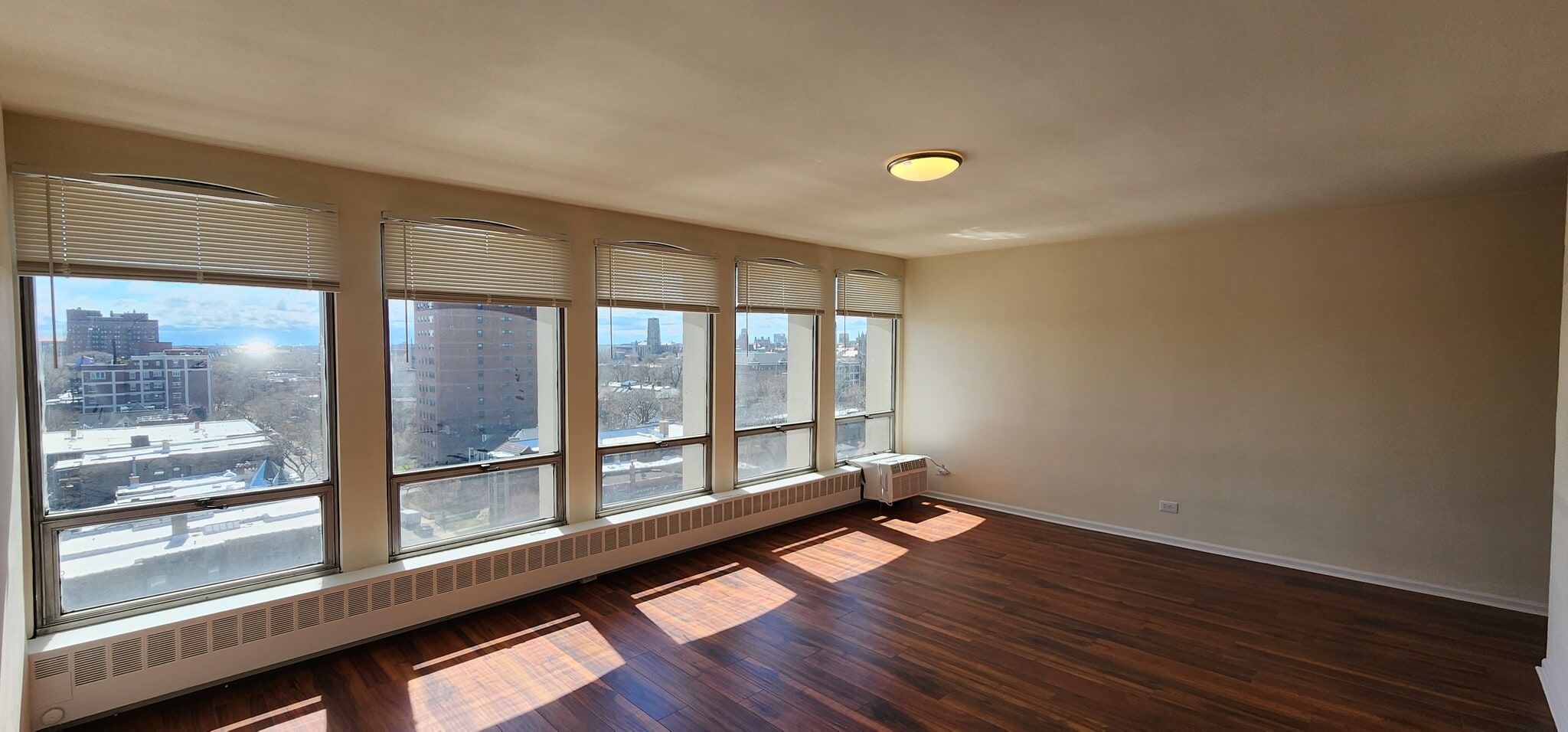 Building Photo - 1400 E 55th Plz