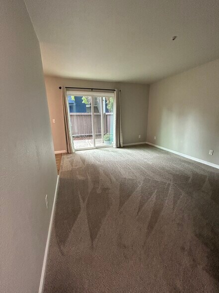 spacious living area with new carpet - 2829 Apple Valley Ln