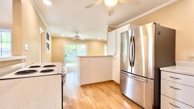 Building Photo - RARELY AVAILABLE 3 BEDROOM NEAR BEACH