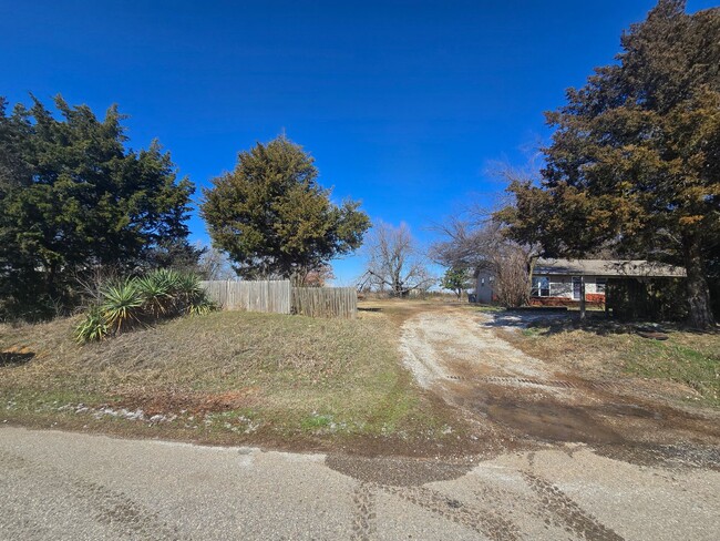 Building Photo - 3 Bedroom 2 Bath home in Shawnee!