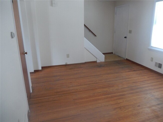 Building Photo - 214 E Spruce St