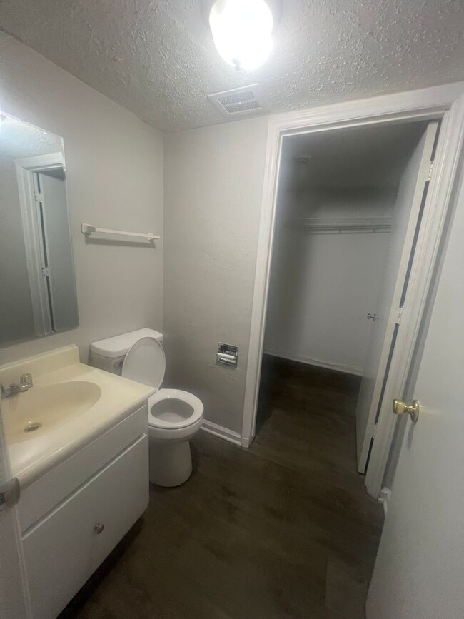 Building Photo - 3 bedrm/ 2 bathroom for only $1700.00