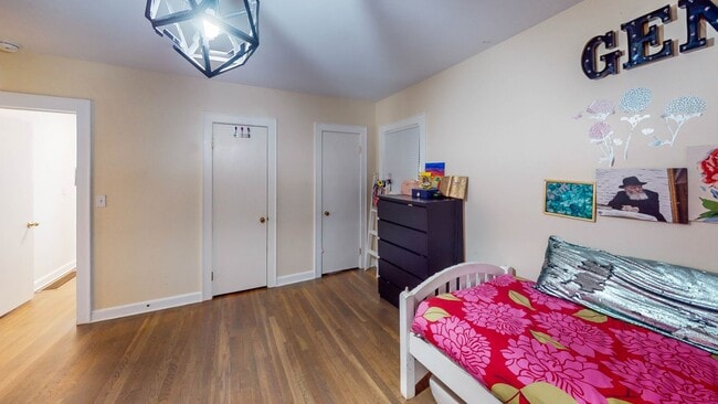 Building Photo - Gorgeous 4-Bed 2-Bath in Beaver Hills