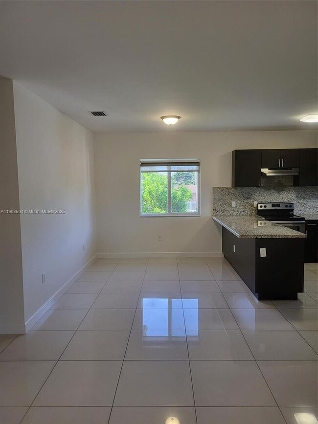 Building Photo - 1027 SW 11th Ave