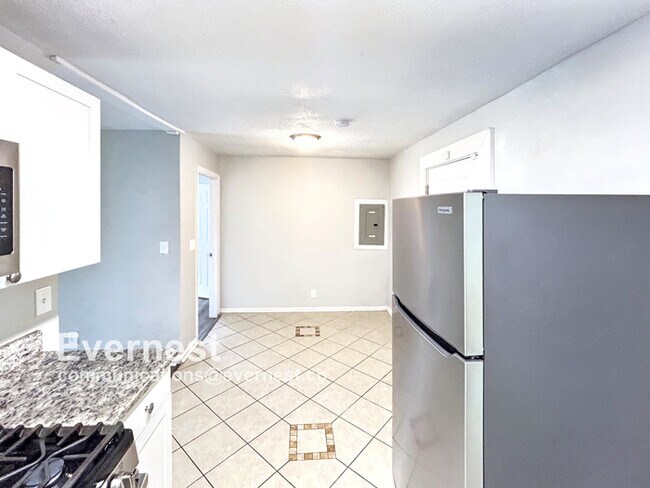 Building Photo - 3-Bedroom Home with Easy Access to Parks a...