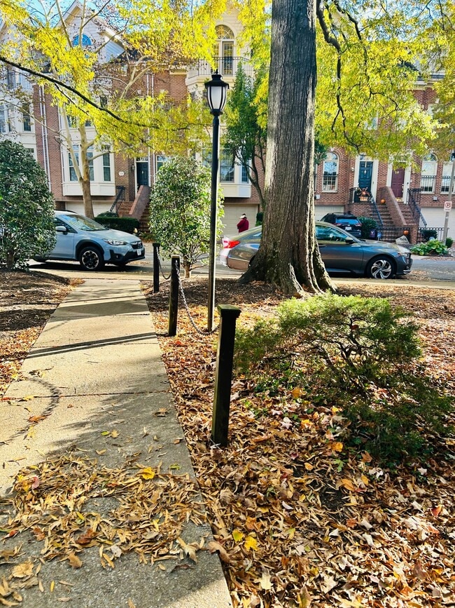 Building Photo - 1577 N Colonial Terrace