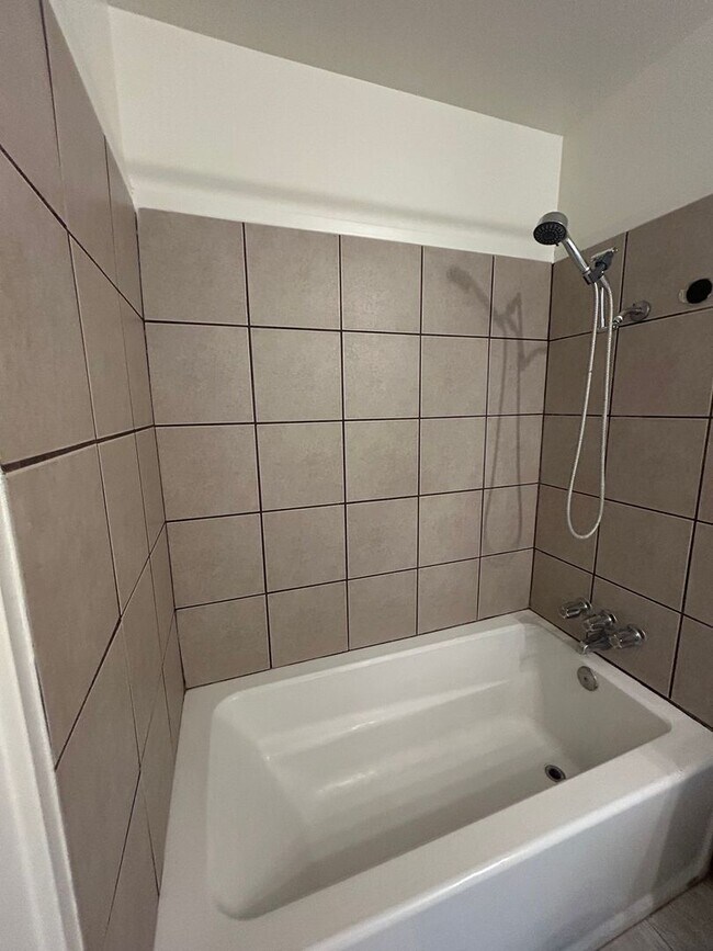 Building Photo - 1110 W Chestnut St