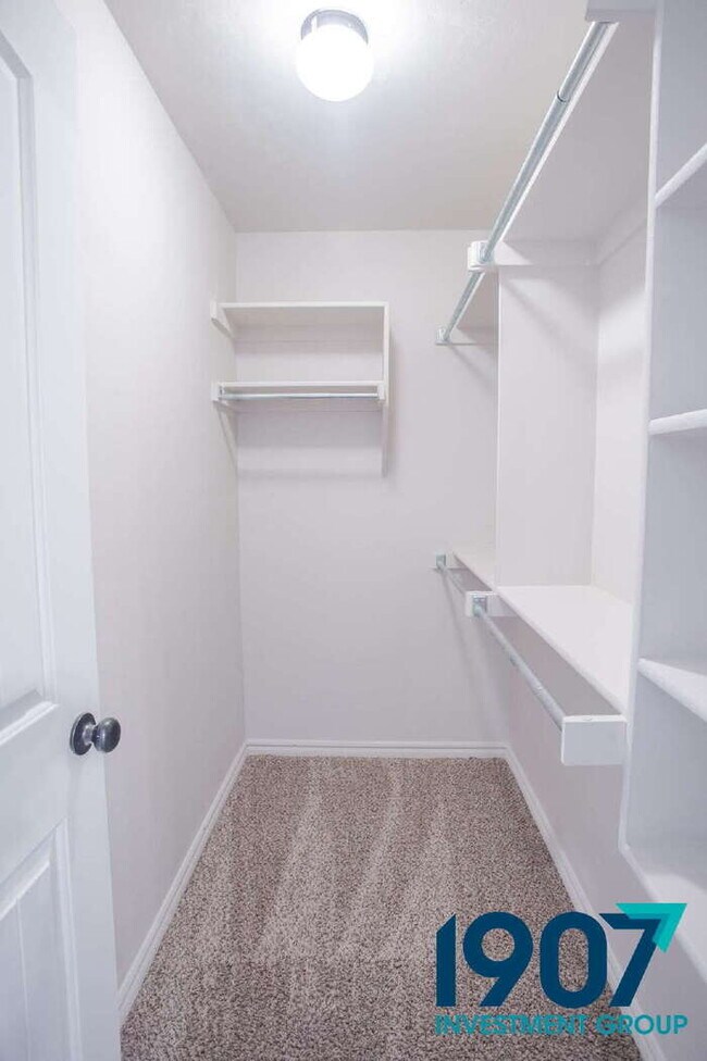 Building Photo - Spacious and modern home in the highly sou...