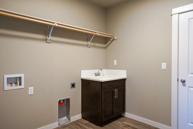 Building Photo - 3 bedroom 2 bath -3 car garage!