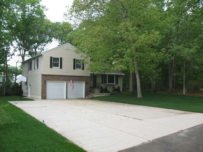 Building Photo - 13 Erma Dr
