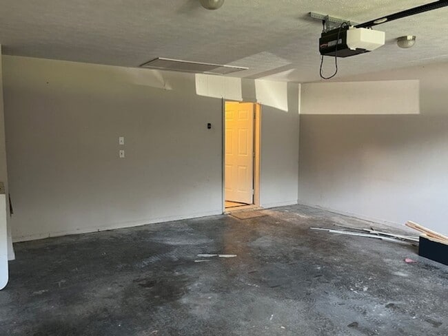 Building Photo - 102 Rosebud Cir