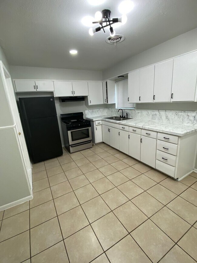 Building Photo - Recently Updated 3 Bedroom 2 Bath Minutes From Downtown