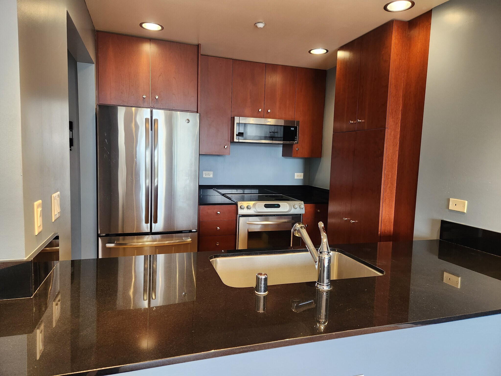 Building Photo - 585 9th St