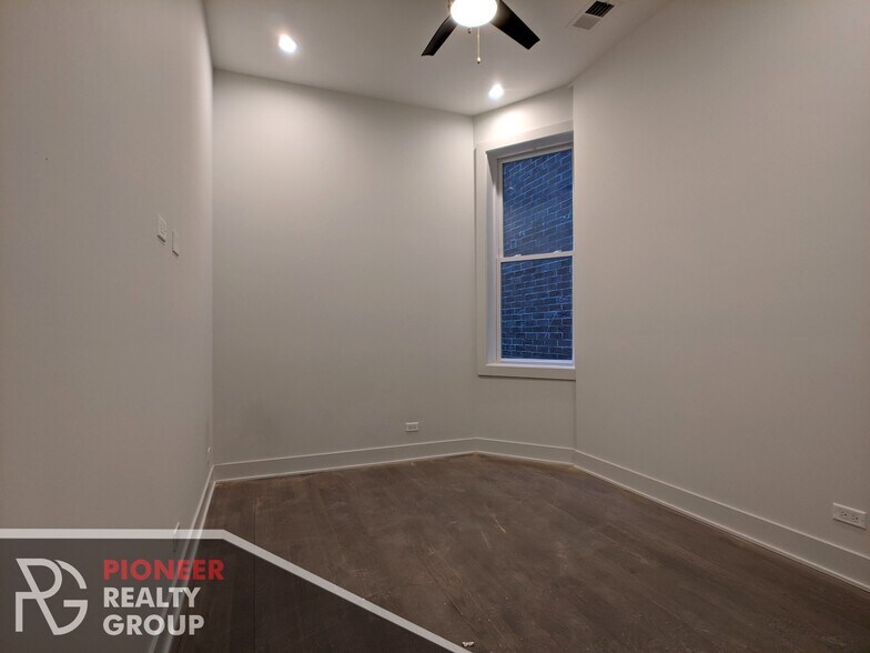 Building Photo - 2121 W Belmont Ave