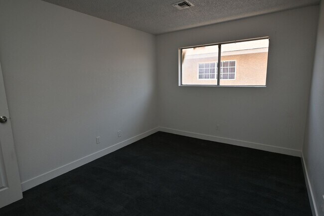 Building Photo - 2 Bedroom Apartment -Las Vegas -NO PETS -1...