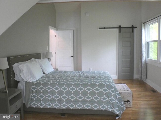 Building Photo - 3550 Bay View Dr