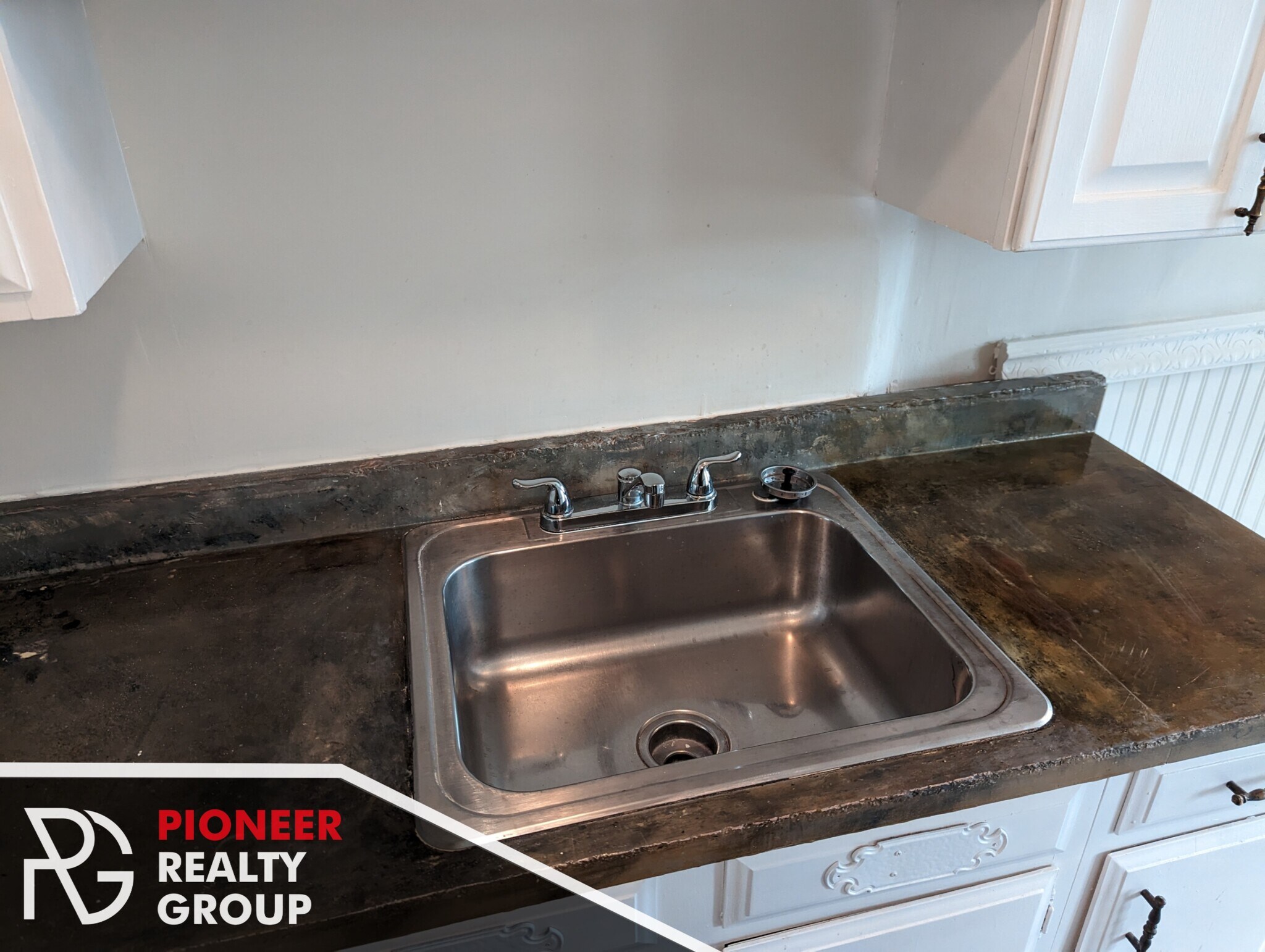 Building Photo - 429 W Roscoe St