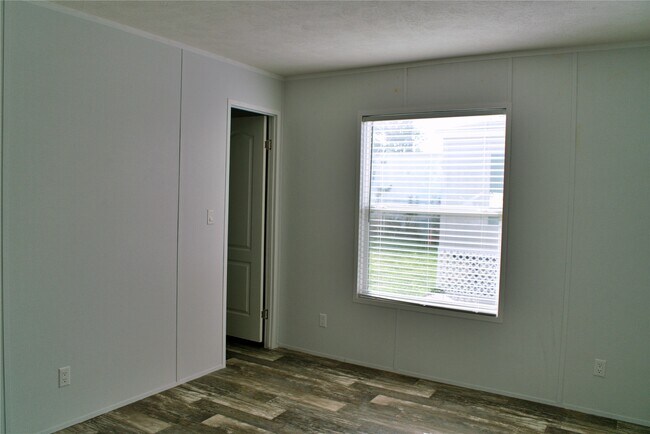 Building Photo - 5323 Green Ln