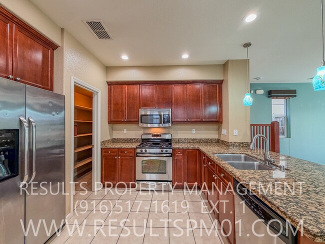 Building Photo - Lovely Courtyard Home 3 Bedroom w Bonus Rm