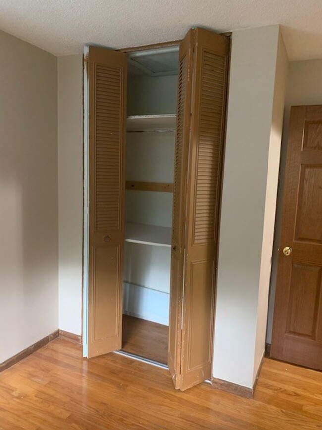 Building Photo - 4 Bedroom 2 Bath Home Available for Rent i...