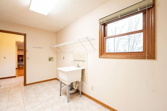 Building Photo - 1851 Foxhollow Dr