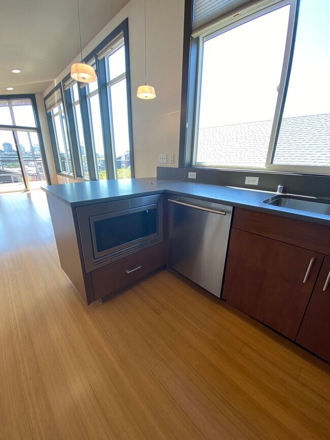 Building Photo - Modern Urban Living with Iconic Skyline Views  + 2 Weeks Free Rent