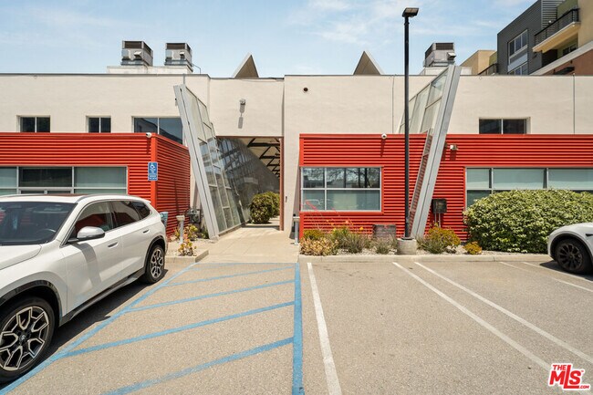 Building Photo - 120 S Hewitt St