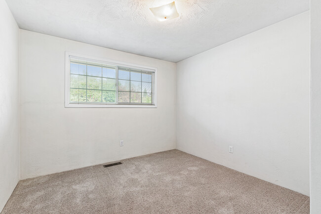 Building Photo - 475 Sutter Ave