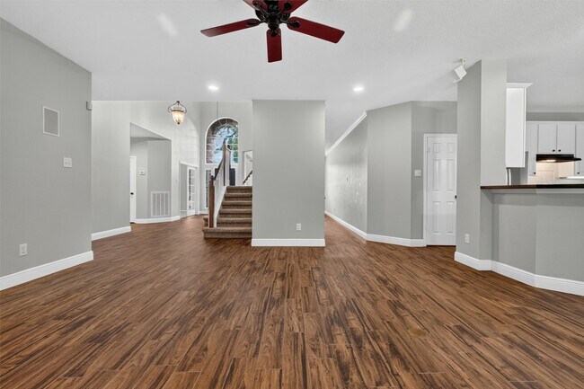 Building Photo - 108 Oak Creek Ln