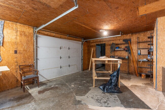 Building Photo - Country home equipped for on-site business!