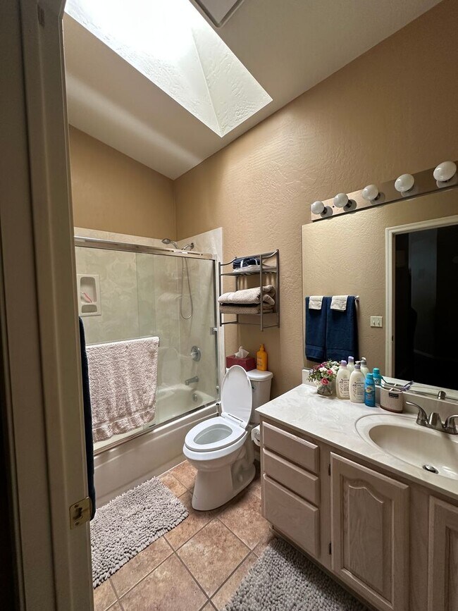 Building Photo - Beautiful two bedroom two bathroom contact...