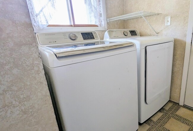 Building Photo - 1401 Knoll Dr