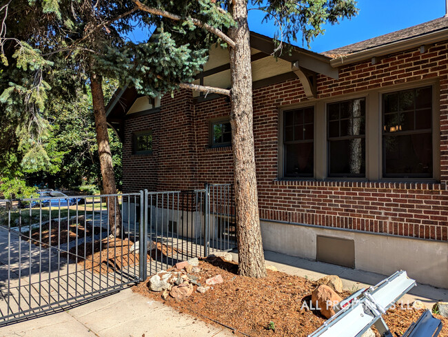 Building Photo - 2042 Dexter St