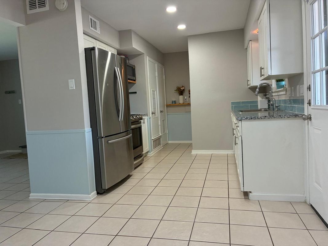 Building Photo - 105 W Silver Sands Dr