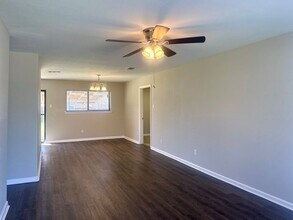 Building Photo - 4 Bedroom / 2.5 Bath Home