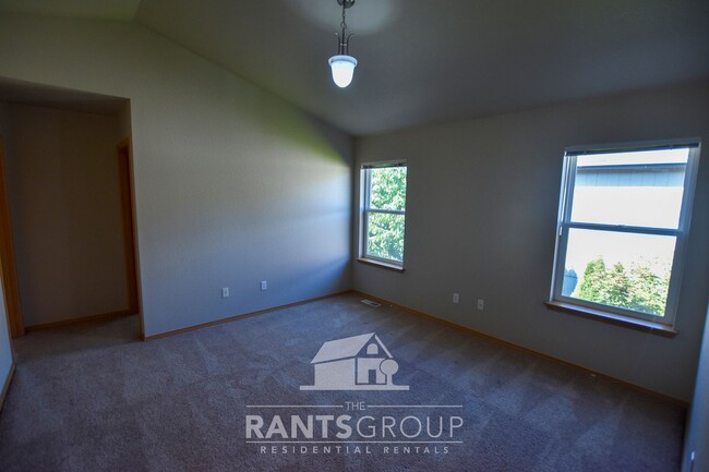 Building Photo - Easy JBLM Commute! Close to amenities!