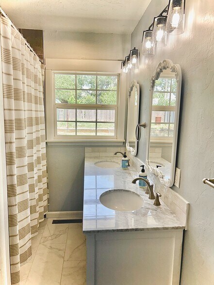 Building Photo - 810 W Moore Ave