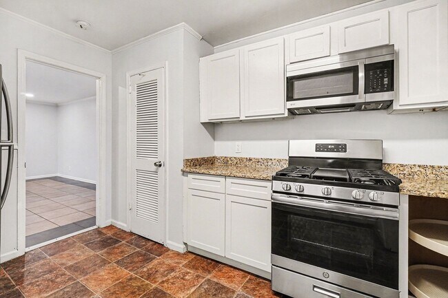 Building Photo - Nice 2BR/1BA Duplex in East Point!