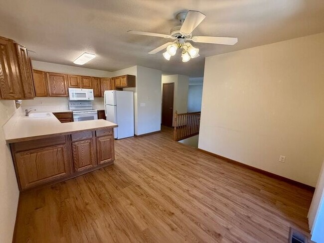 Building Photo - Beautifully Maintained 2 Bed, 2 Bath Ranch Style Townhome with 2 Car Garage in East Loveland